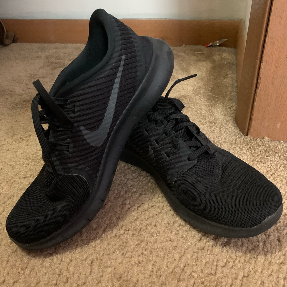 Black nike shoes